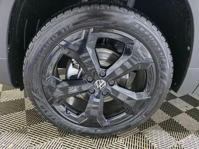 2026 Volkswagen Taos SE Black