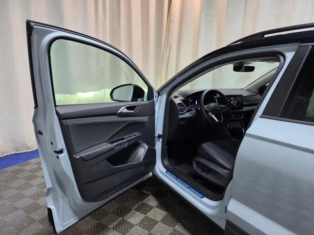 2026 Volkswagen Taos SE Black