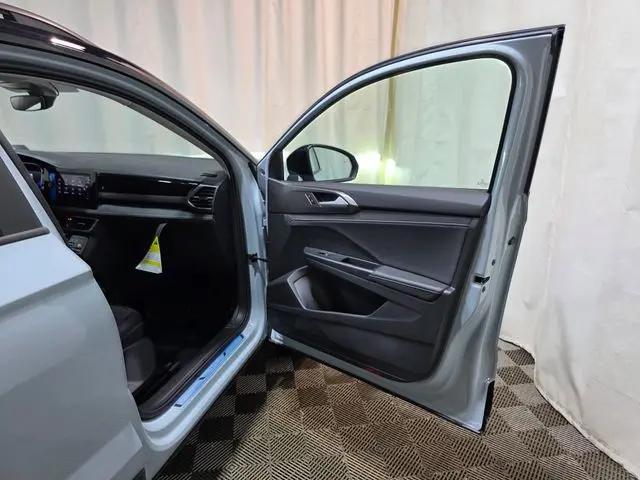 2026 Volkswagen Taos SE Black
