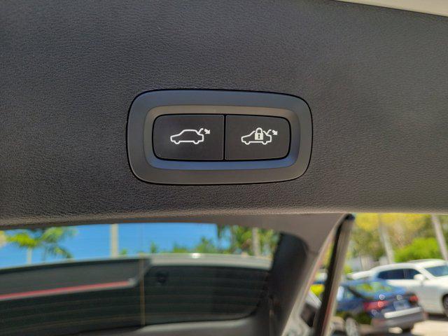 2024 Volvo XC40 B5 Plus Bright Theme