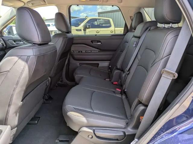 2025 Nissan Pathfinder SL FWD