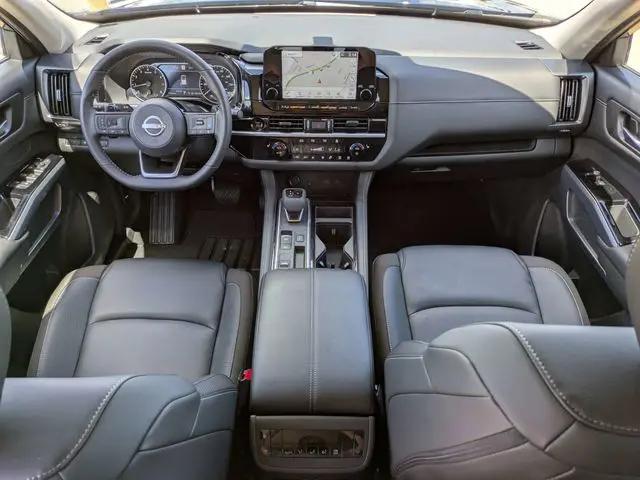 2025 Nissan Pathfinder SL FWD