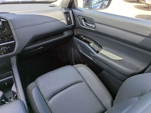 2025 Nissan Pathfinder SL FWD