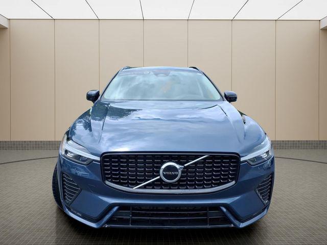 2024 Volvo XC60 B5 Core Dark Theme