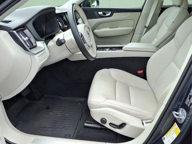2024 Volvo XC60 B5 Core Dark Theme