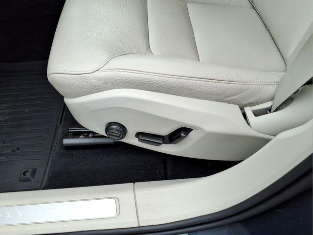 2024 Volvo XC60 B5 Core Dark Theme