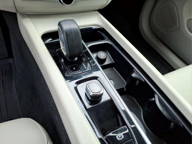 2024 Volvo XC60 B5 Core Dark Theme