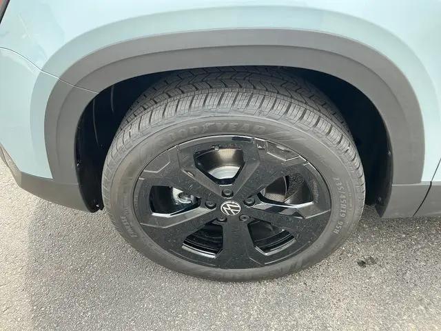 2026 Volkswagen Taos SE Black