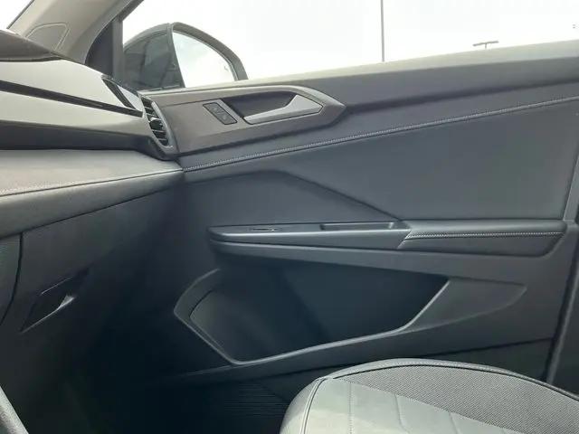 2026 Volkswagen Taos SE Black