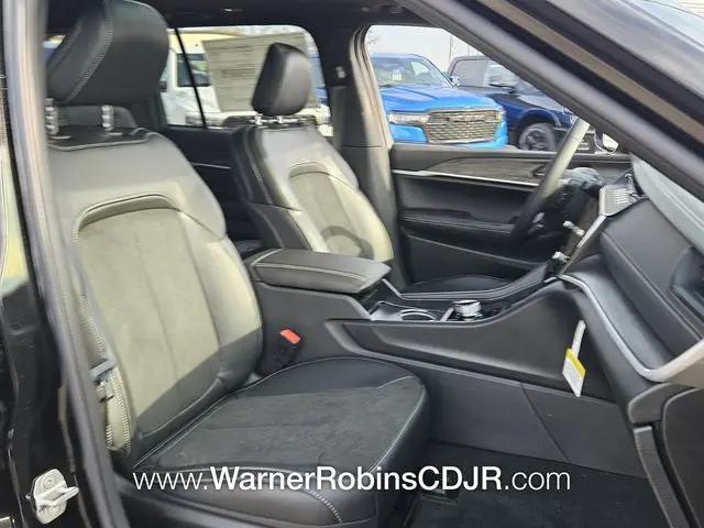 2026 Jeep Grand Cherokee Altitude 4x2