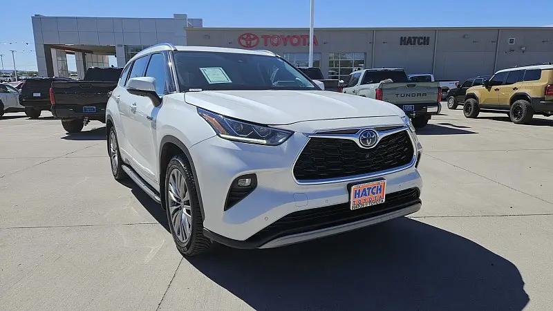 2021 Toyota Highlander Hybrid Platinum