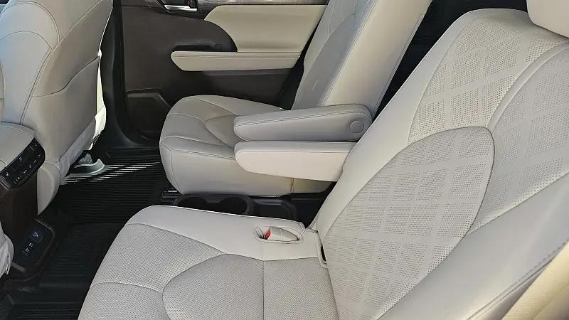 2021 Toyota Highlander Hybrid Platinum