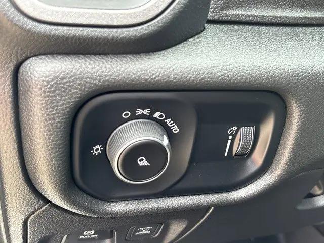 2026 Ram 1500 Tradesman Crew Cab 4x4 5'7" Box