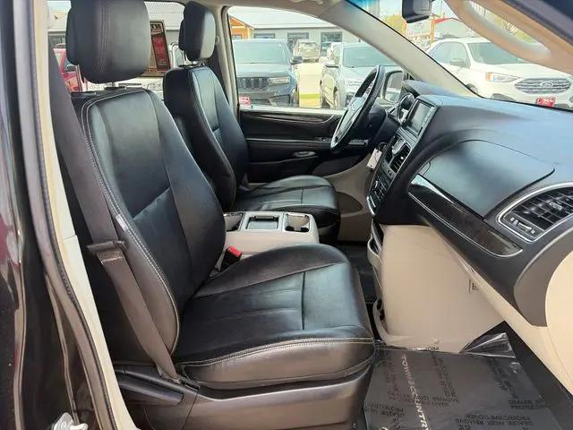 2016 Chrysler Town & Country Touring