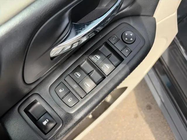 2016 Chrysler Town & Country Touring