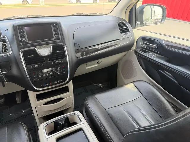 2016 Chrysler Town & Country Touring