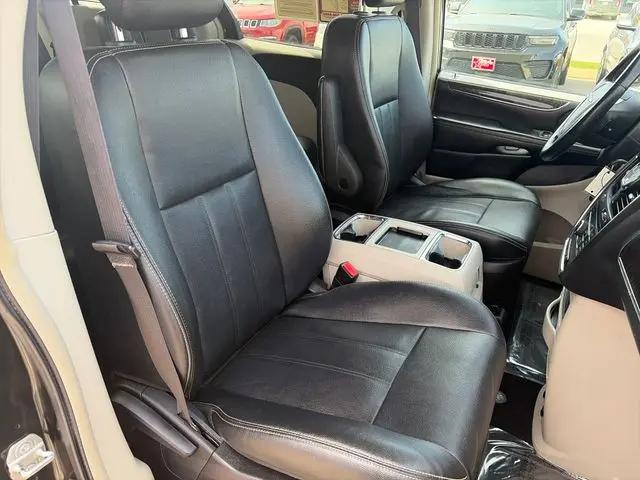 2016 Chrysler Town & Country Touring