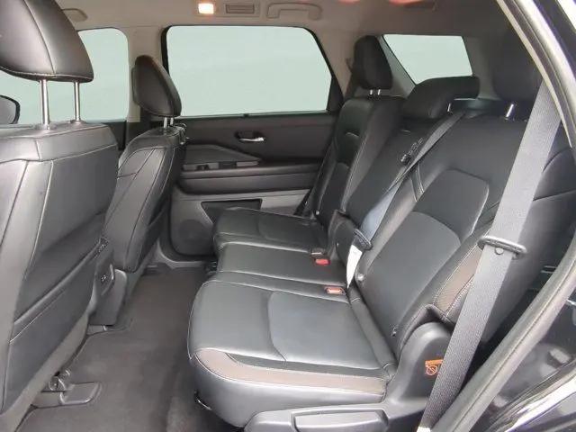 2022 Nissan Pathfinder SL 2WD