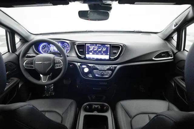 2025 Chrysler Pacifica Select for sale in Granger, IA
