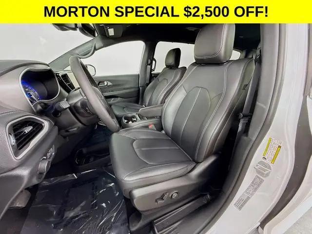 2027 Chrysler Pacifica Select