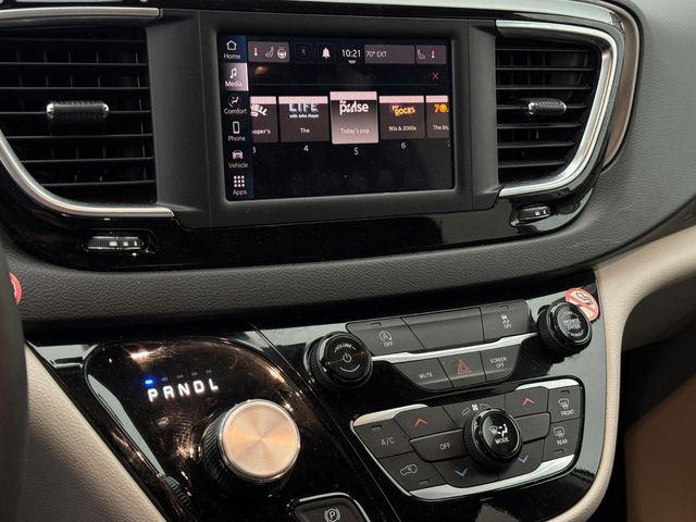 2024 Chrysler Voyager LX