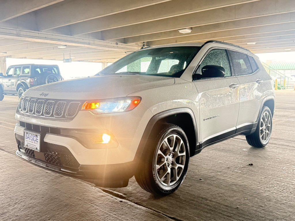Bright White Clearcoat 2023 Jeep Compass Latitude Lux 4WD SUV / Crossover Four-Wheel Drive Automatic