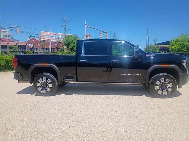 2024 GMC Sierra 2500HD 4WD Crew Cab Standard Bed Denali
