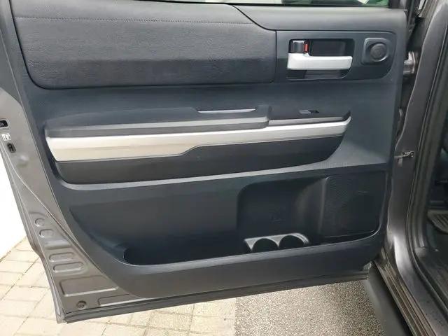 2017 Toyota Tundra SR5 5.7L V8