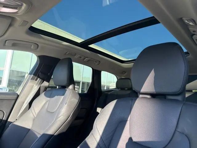 2024 Volvo XC60 Recharge T8 Plus Dark Theme