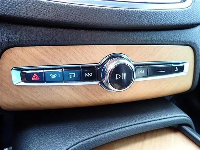 2021 Volvo XC90 T6 Momentum 7 Passenger