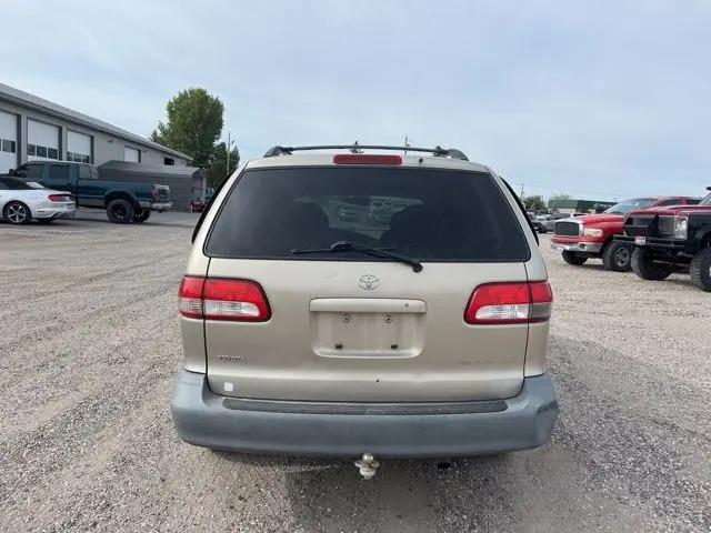 2001 Toyota Sienna LE