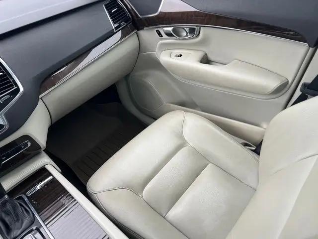 2016 Volvo XC90 T6 Momentum