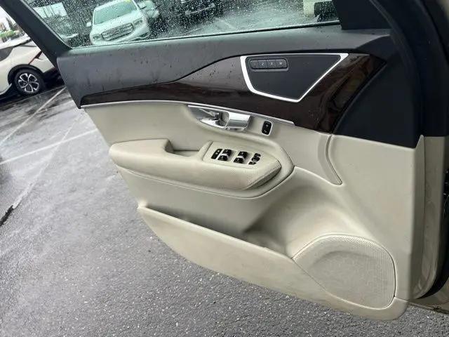 2016 Volvo XC90 T6 Momentum