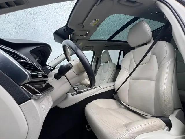 2016 Volvo XC90 T6 Momentum