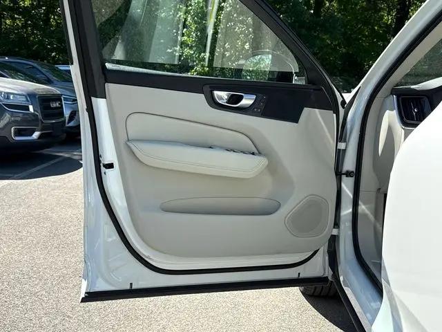 2024 Volvo XC60 Recharge T8 Core Dark Theme