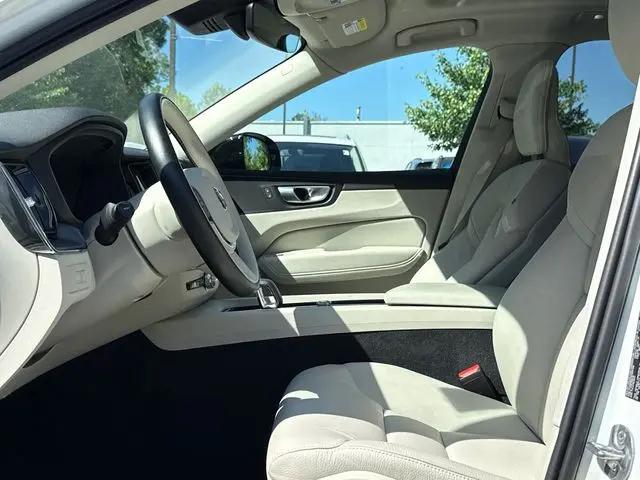 2024 Volvo XC60 Recharge T8 Core Dark Theme