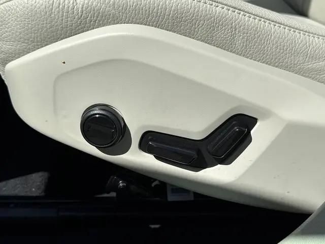 2024 Volvo XC60 Recharge T8 Core Dark Theme
