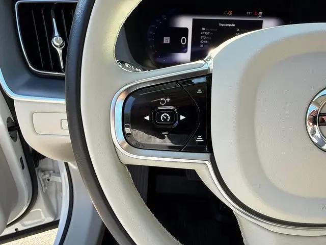 2024 Volvo XC60 Recharge T8 Core Dark Theme