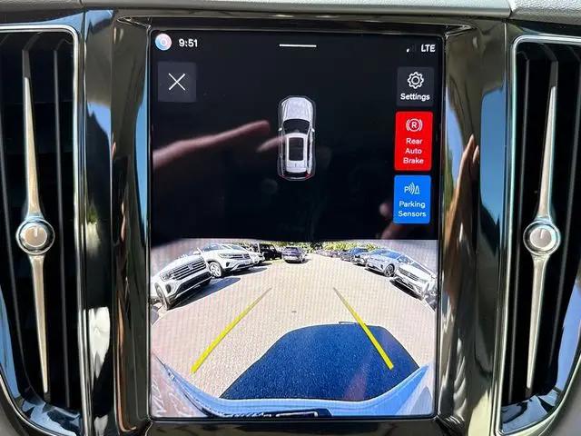 2024 Volvo XC60 Recharge T8 Core Dark Theme