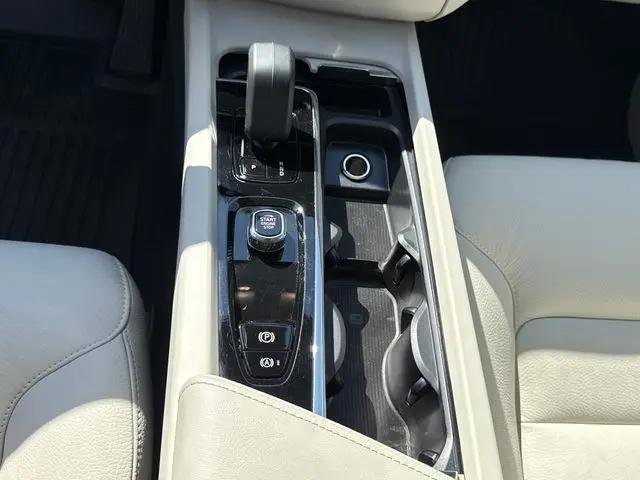 2024 Volvo XC60 Recharge T8 Core Dark Theme