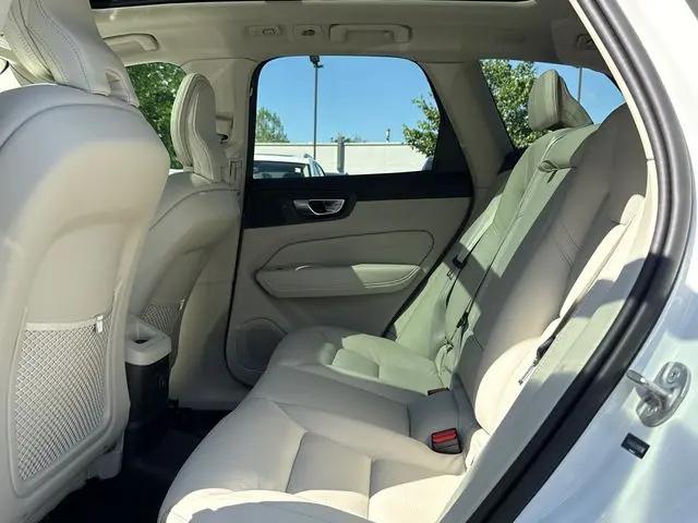 2024 Volvo XC60 Recharge T8 Core Dark Theme