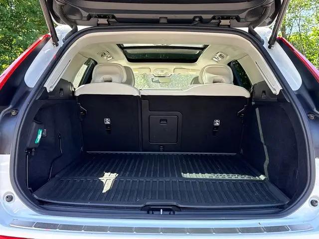 2024 Volvo XC60 Recharge T8 Core Dark Theme