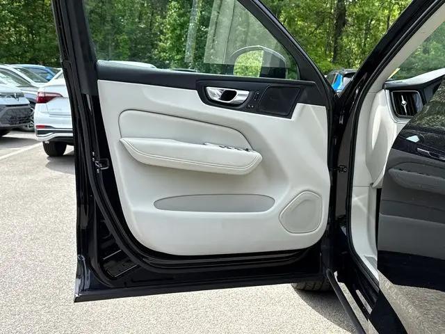 2023 Volvo XC60 Recharge T8 Plus Dark Theme