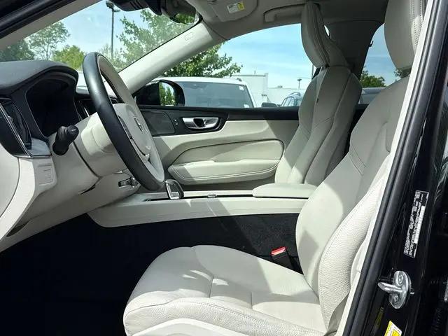 2023 Volvo XC60 Recharge T8 Plus Dark Theme