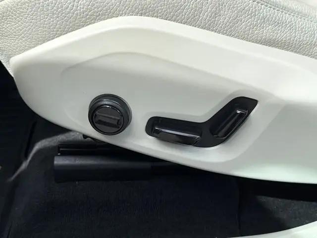 2023 Volvo XC60 Recharge T8 Plus Dark Theme