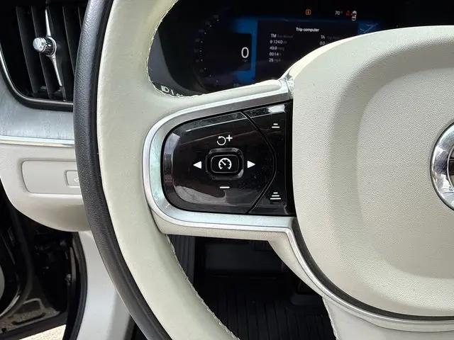 2023 Volvo XC60 Recharge T8 Plus Dark Theme