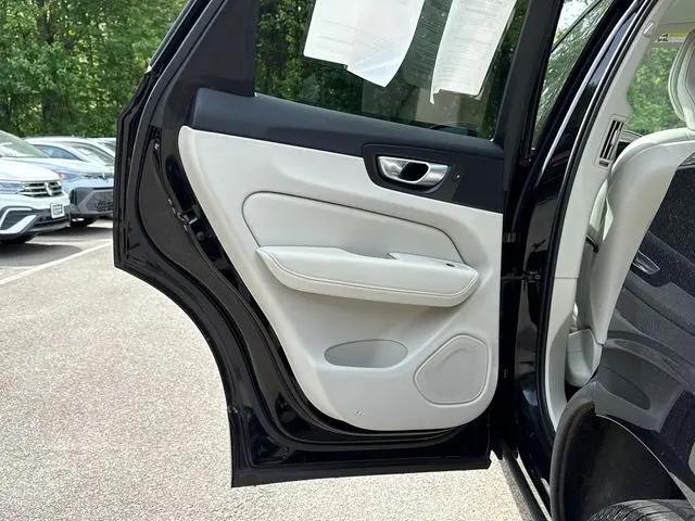 2023 Volvo XC60 Recharge T8 Plus Dark Theme