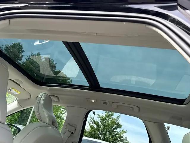 2023 Volvo XC60 Recharge T8 Plus Dark Theme