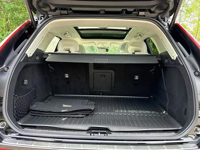 2023 Volvo XC60 Recharge T8 Plus Dark Theme