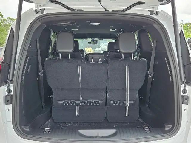 2027 Chrysler Pacifica Select